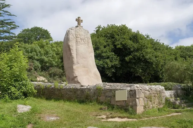Le menhir de saint Uzec