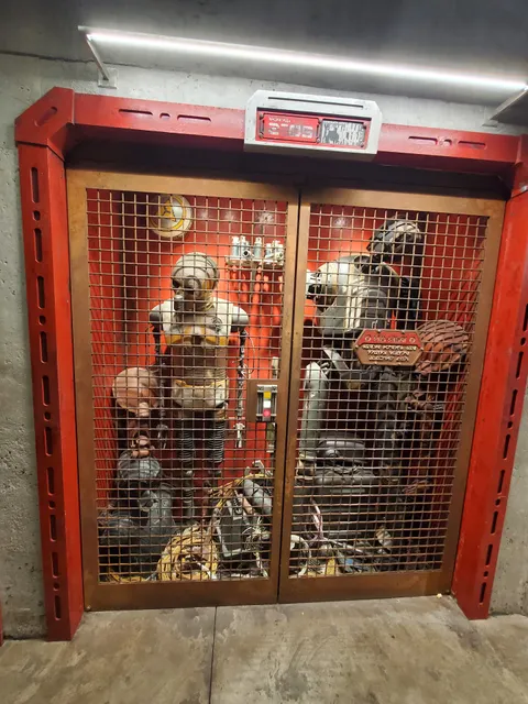 Savi's Workshop - Handbuilt Lightsabers at Disney's Hollywood Studios