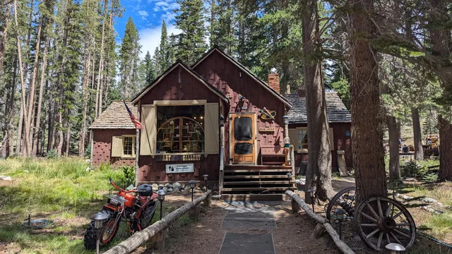 Twin Lakes Art Gallery