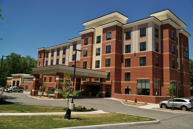 Holiday Inn Express & Suites Cleveland West - Westlake by IHG