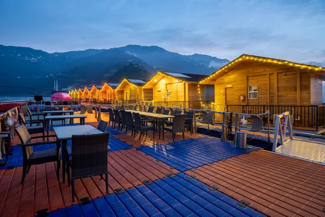 Le ROI, Floating Huts & Eco Rooms