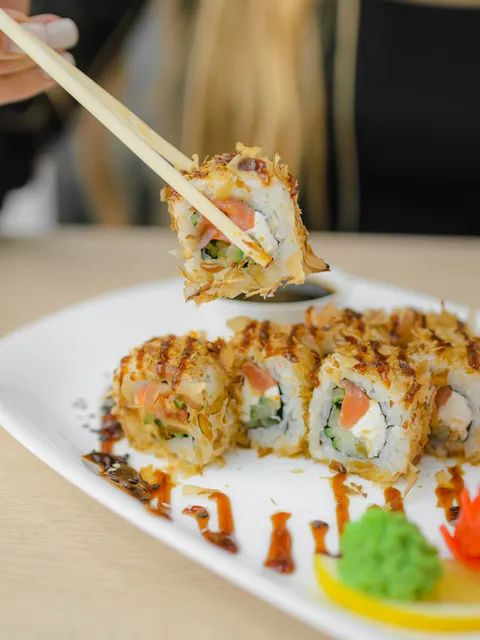 Vkusnyy Dom - Uyutnoye Kafe, Bystraya I Besplatnaya Dostavka Sushi I Pitstsy