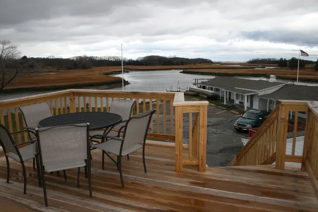 Shea's Riverside Inn & Motel