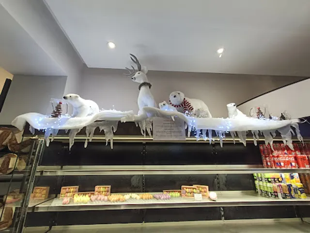 A La Petite Marquise