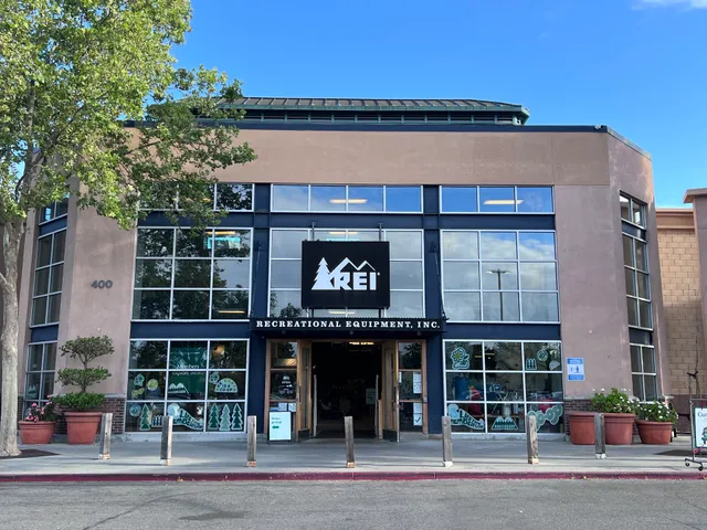 REI
