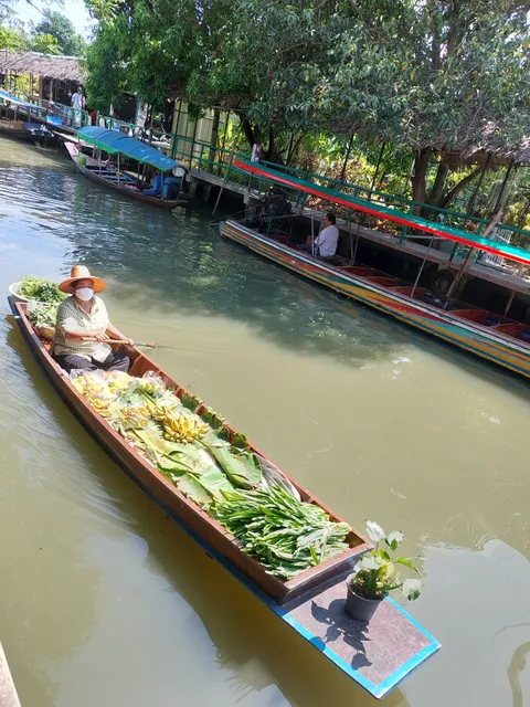 Bangkok Floating Market Khlong Bang Luang Host