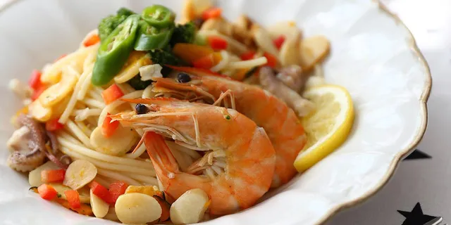 YANN'S RESTAURANT LOUNGE