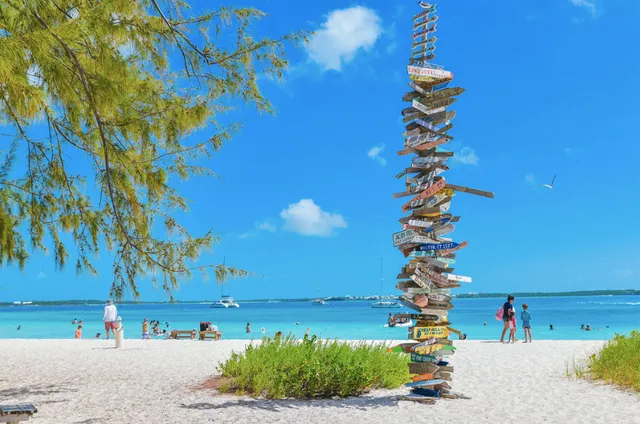 Chat 'N' Chill Beach Bar & Grill