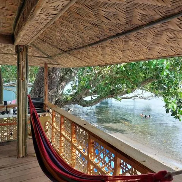 Borbon's Treehouse By The Sea