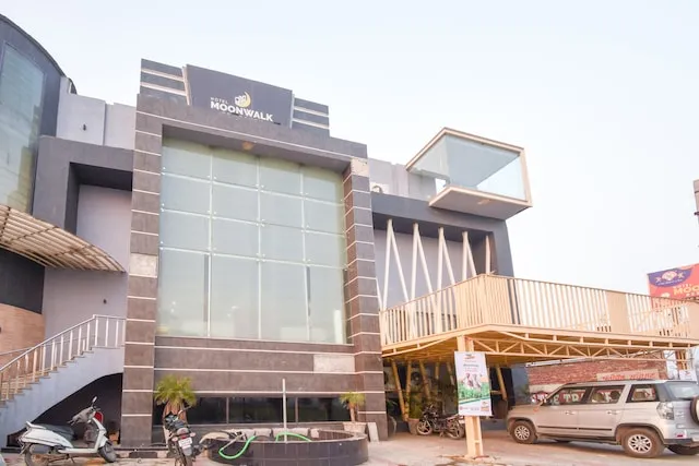 OYO 70588 Hotel Moonwalk Residency