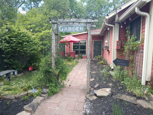 Betty Lou's Garden Guest Suite