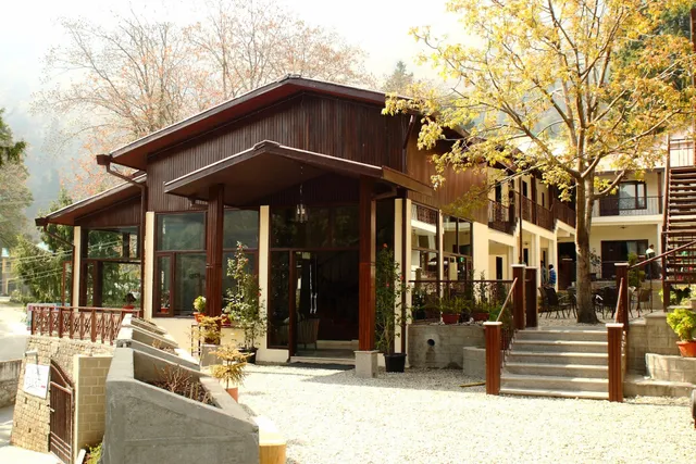 The Earl's Court, Nainital