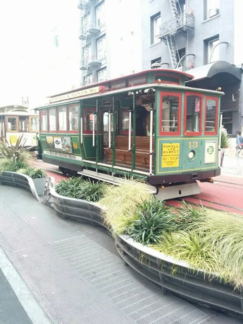 Powell St & Market St