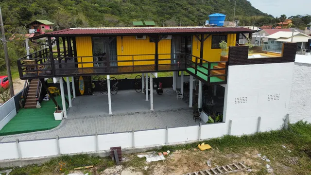 Pousada Container Amarelo