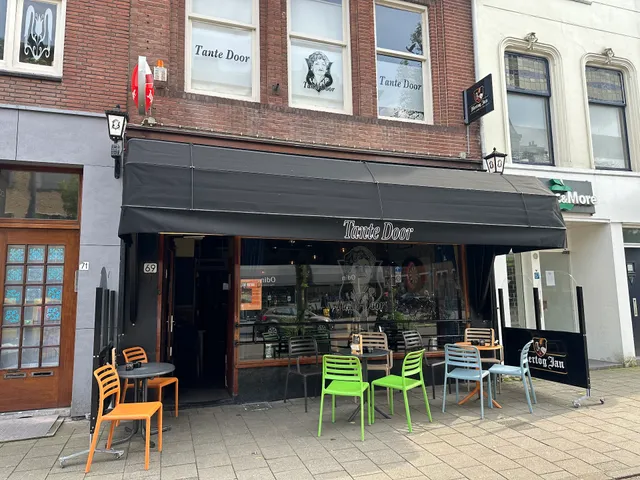 Café Tante Door