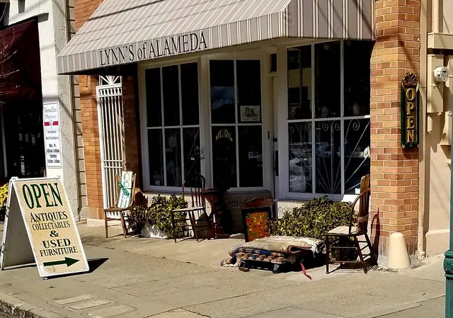 Lynn's Antiques of Alameda