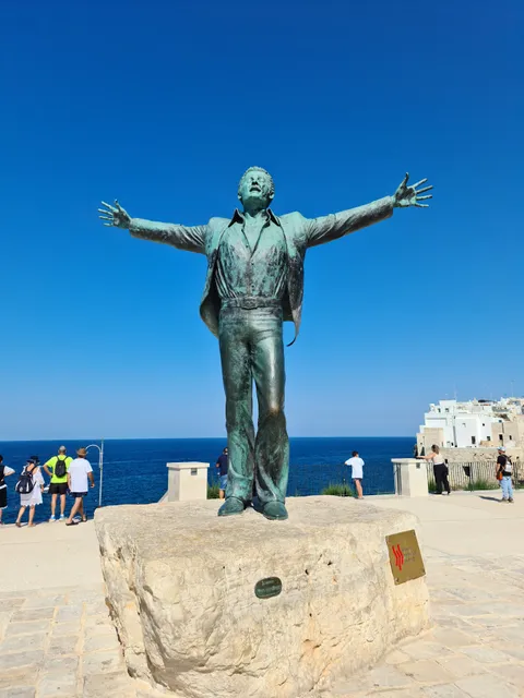 Monumento a Domenico Modugno