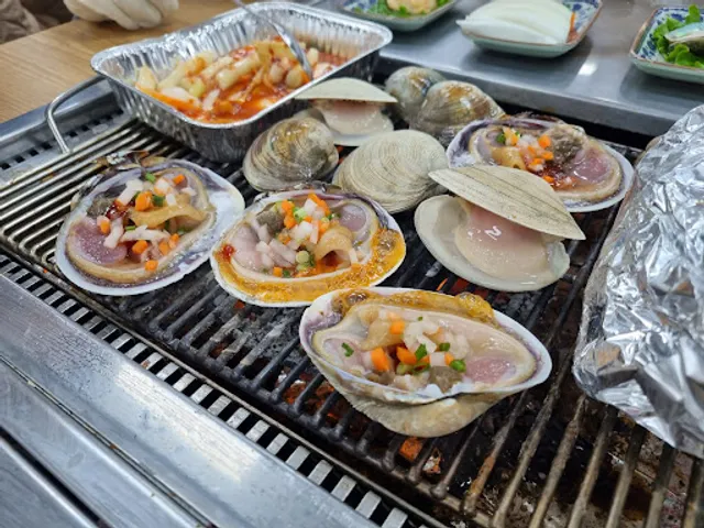 통큰회 조개창고 (구 무의도앞 운서동 이모네조개구이 이전)