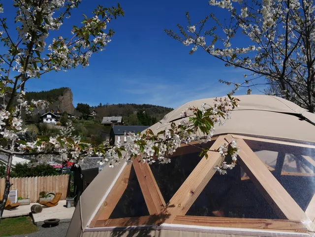 O'CHAMBON: Gîte d'étape sportif - Nuit insolite et de charme : Chambre d'hôte, Dôme atypique et Ecolodge raffiné