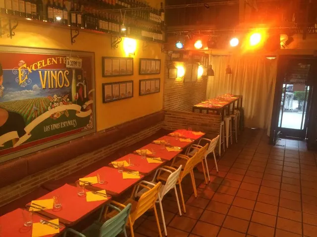 Restaurante erótico para despedida de soltero - MisT-Tas