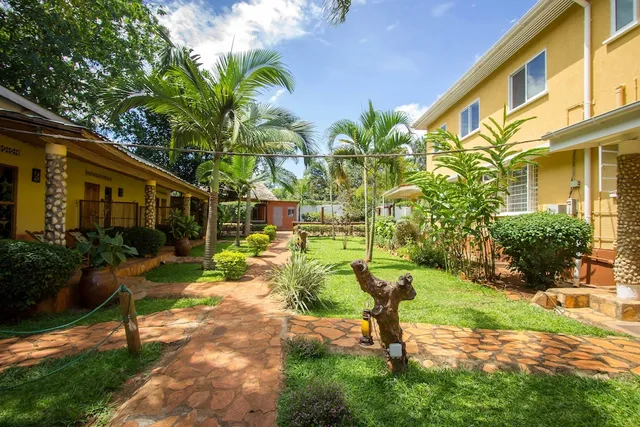 2 Friends Guesthouse and Restaurant