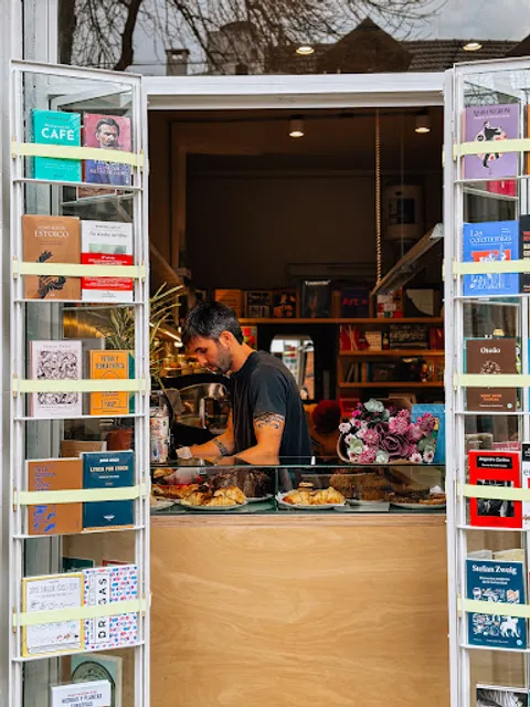 Medio Pan y un Libro Café