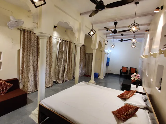 Shivangan Heritage HomeStays near ghat