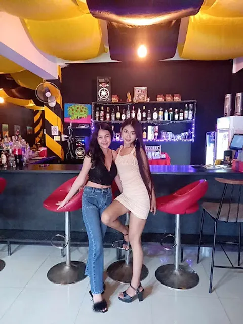 BEE STOP BAR AND GRILL Buriram