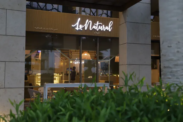 LE NATURAL CAFE
