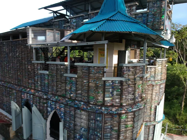 Plastic Bottle Village (Castillo Inspiración)