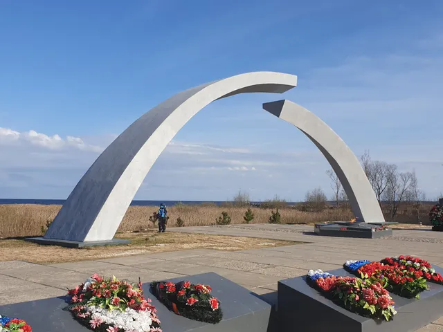 Monument "Broken Ring"
