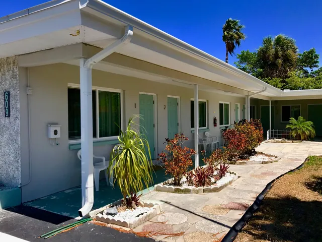 Porpoise Inn & Suites