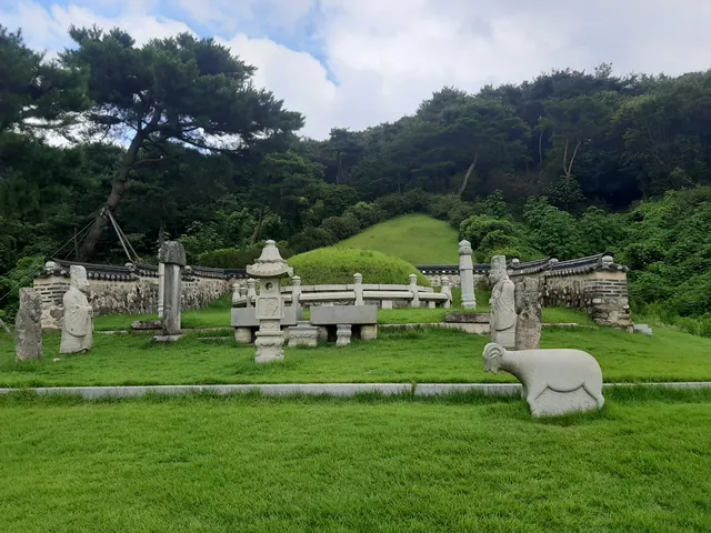 Dr. Jeong Mong-ju tomb