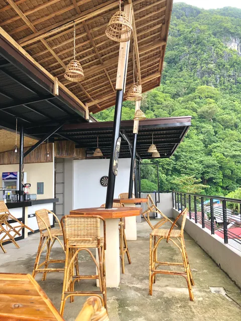 Hanna’s Inn & Rooftop Lounge