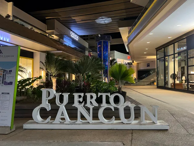 Centro Comercial Marina Puerto Cancún