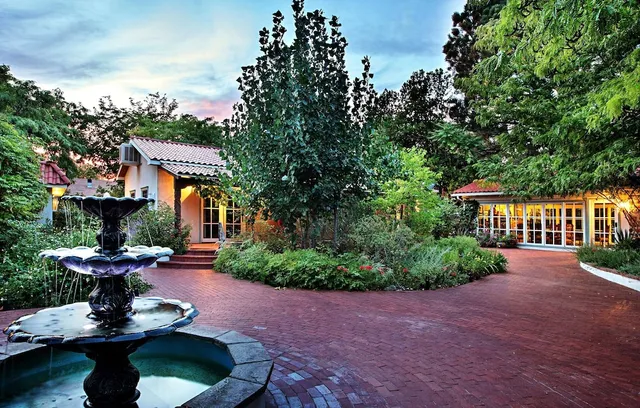 Casa Blanca Inn & Suites