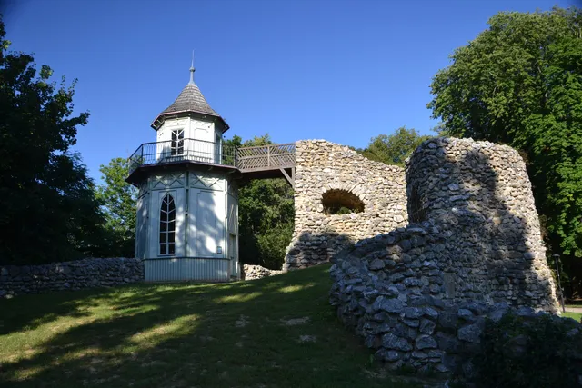 Grotte und Aussichtsturm