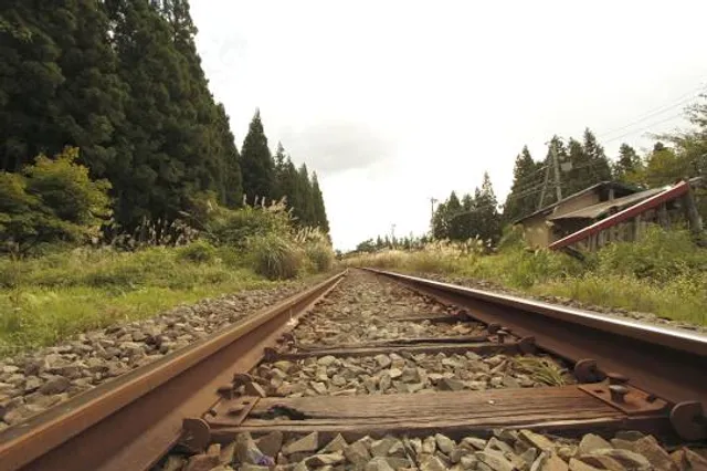 ドウナントロッコテツドウツルオカコウエンエキ