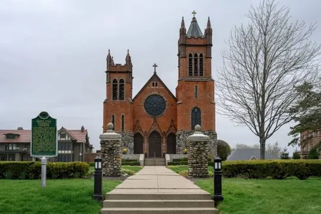 St Paul on the Lake Catholic Church