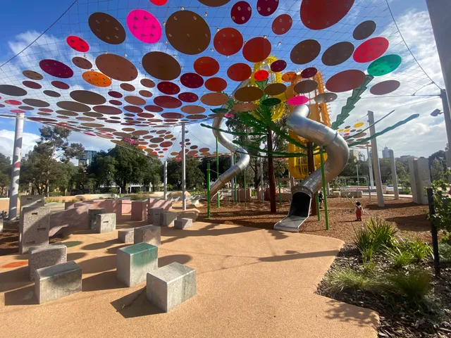 Moort-ak Waadiny / Wellington Square