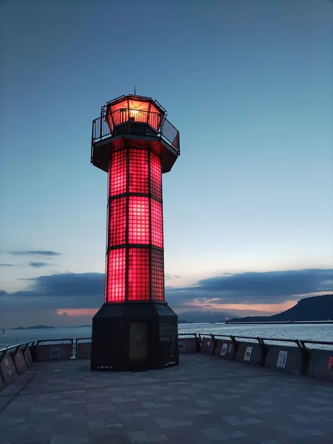Takamatsu Harbor Tamamo Pier Lighthouse (Seto Shirube)