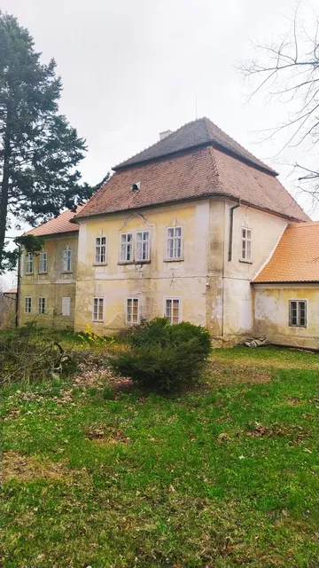 Lesní Hluboké Castle