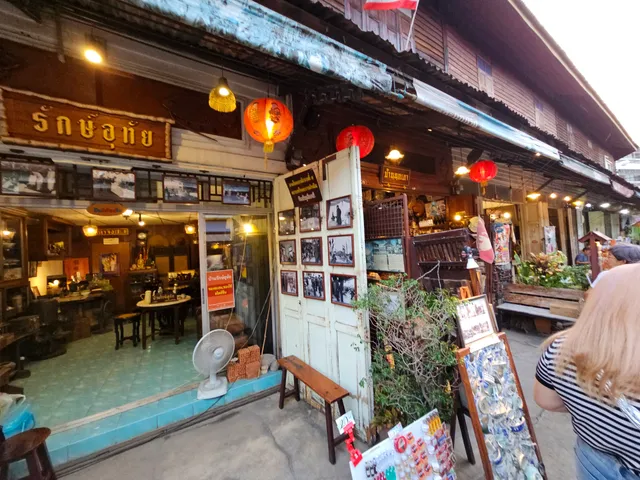 Trok Rong Ya Walking Street