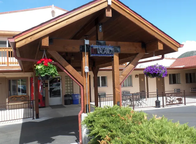 Kinnikinnik Motor Lodge