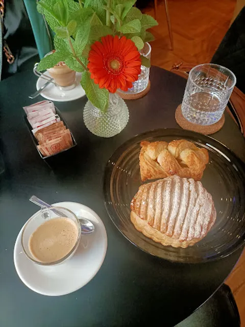 Caveau Experience Bar