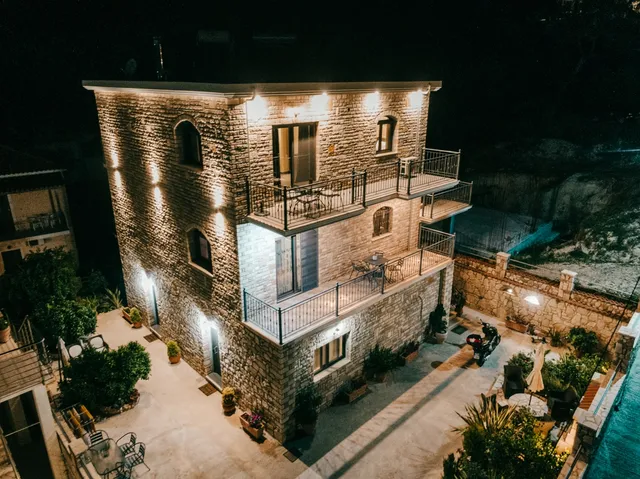 To Petrino (Villa Markos)