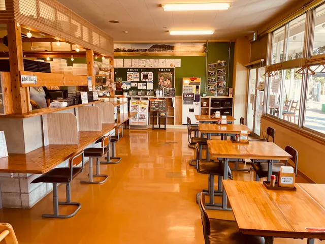 里山食堂 (道の駅保田小学校)