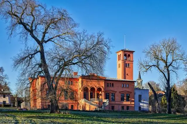 Lenné-Park, Hoppegarten Castle