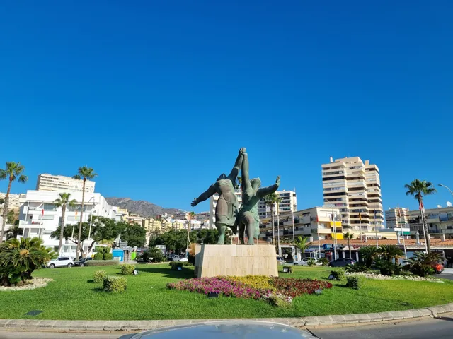 Mujeres corriendo por la playa
