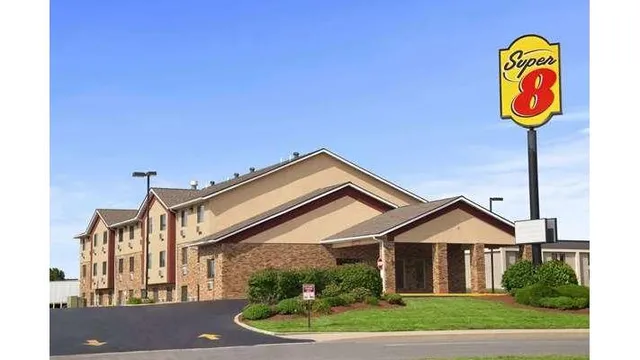 Super 8 by Wyndham Collinsville St. Louis
